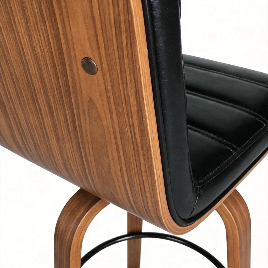 Sgabello da bar in PU nero con schienale ergonomico e gambe in legno curvate