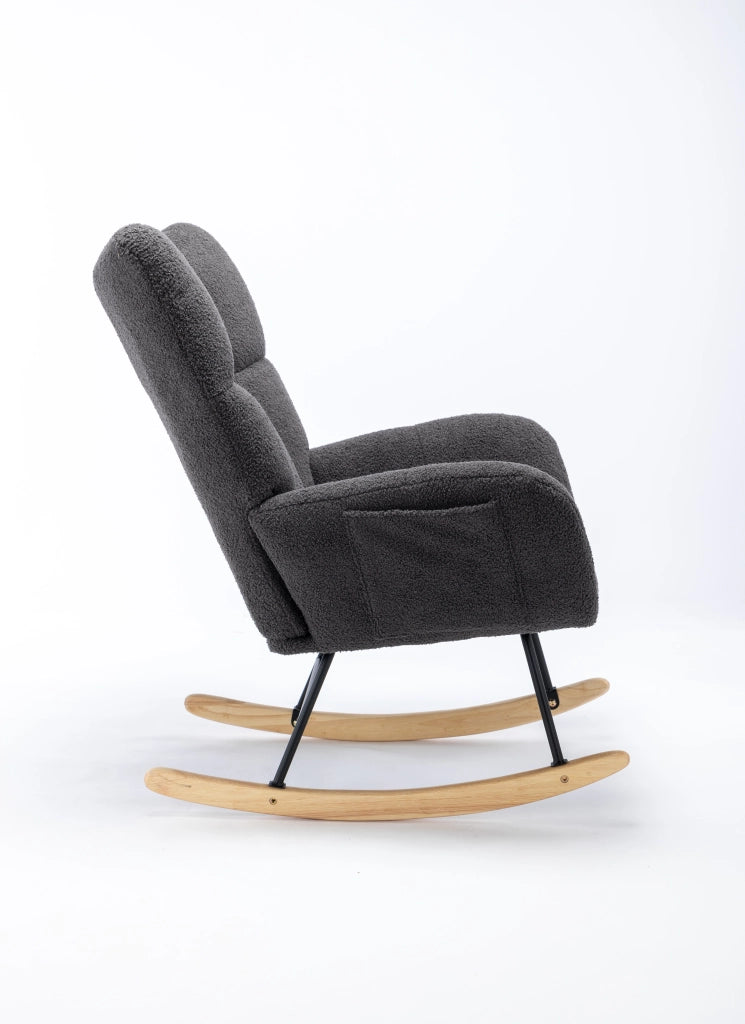 Sedia a dondolo in tessuto teddy con design ergonomico base in legno massiccio e struttura in metallo grigio