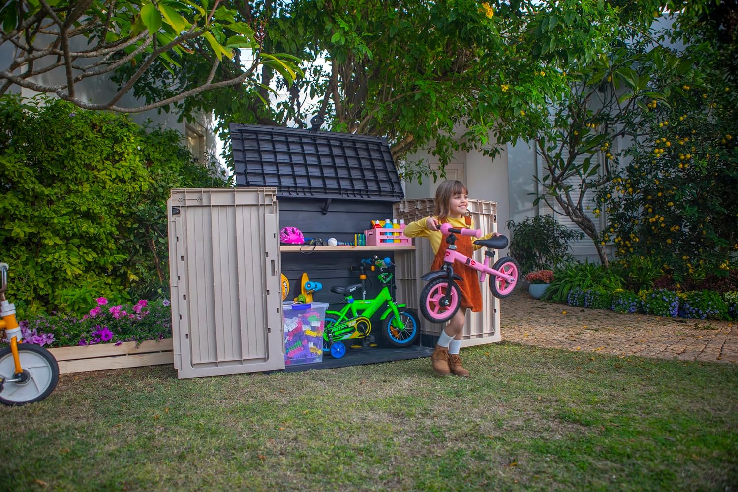 Baule porta attrezzi da esterno in resina effetto legno con doppia anta Store It Out Midi beige marrone Keter