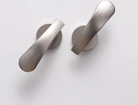 Due maniglioni per tende Maniglioni per tende da parete Maniglioni per tende in acciaio Maniglioni per tende classici Maniglione da parete Maniglione per tenda Accessori per tende - argento