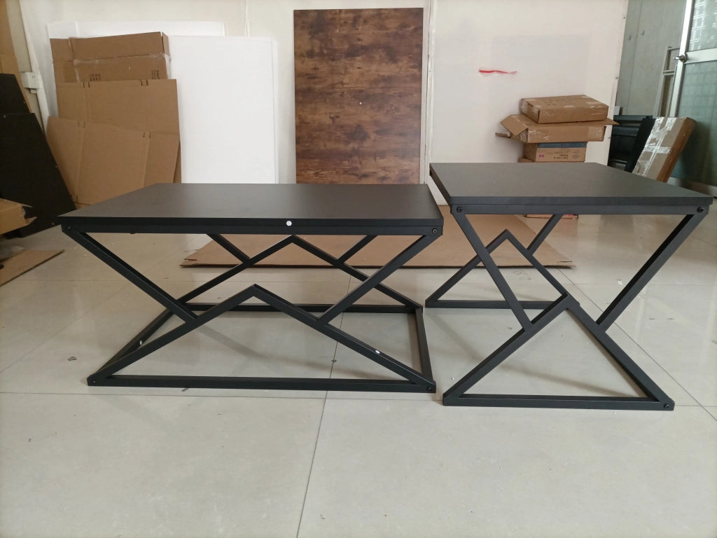 Tavolino basso geometrico in truciolare e metallo nero con ripiano a più livelli per soggiorno 80 × 50 × 40 cm