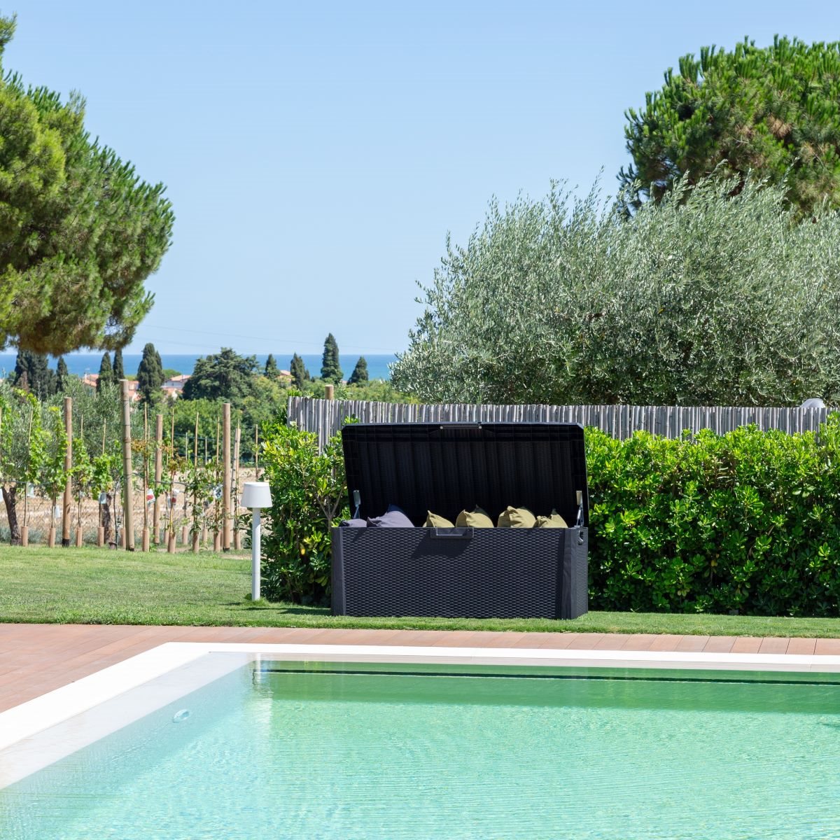 Baule multiuso da esterno Santorini Plus 560 litri in resina effetto rattan colore antracite con cuscino Toomax