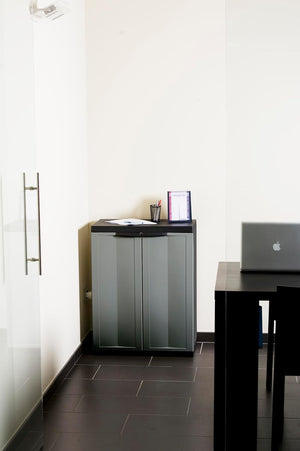 Armadio basso 2 ante con ripiano regolabile in resina colore nero e grigio 65x37x85 cm Toomax