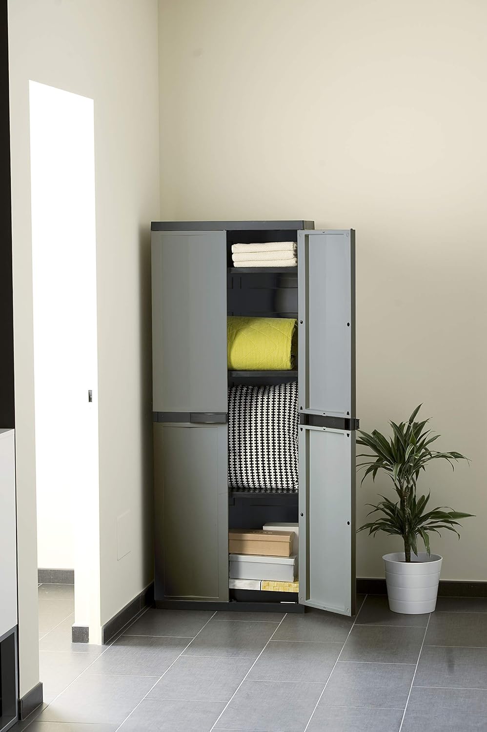 Armadio tuttorianti 2 ante con 3 ripiani regolabili in resina colore nero e grigio basalto 65x37x165 cm Toomax