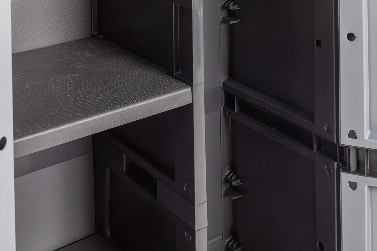 Armadio portascope 2 ante con vano attrezzi e 4 ripiani regolabili in resina colore nero e grigio basalto 65x37x165 cm Toomax