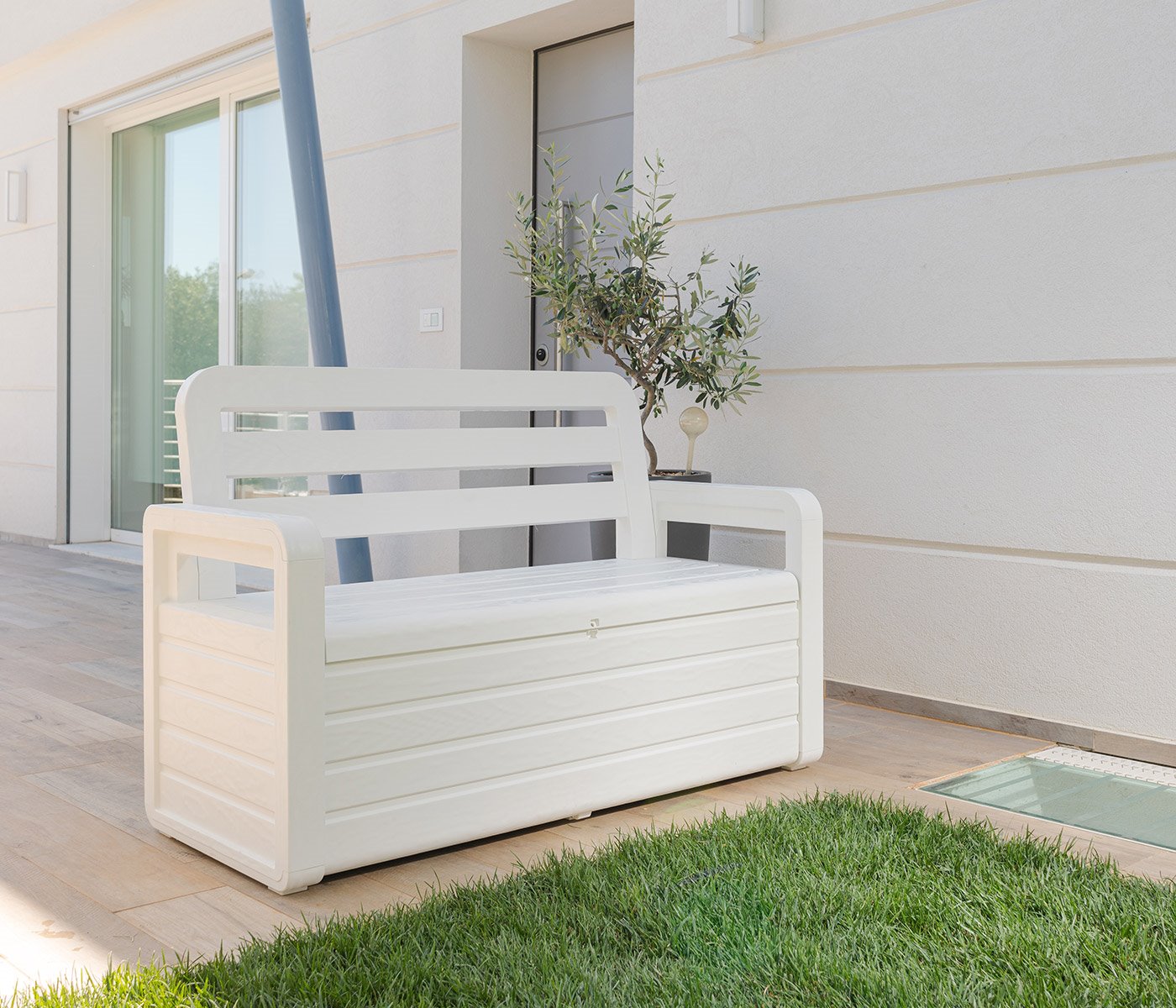 PANCHINA FOREVERSPRING DA ESTERNO CON BAULE Panchina da esterno Foreverspring con baule portaoggetti 270 litri effetto legno colore bianco Toomax.599P  cm.132,5x58x89h., bianca    TOOMAX