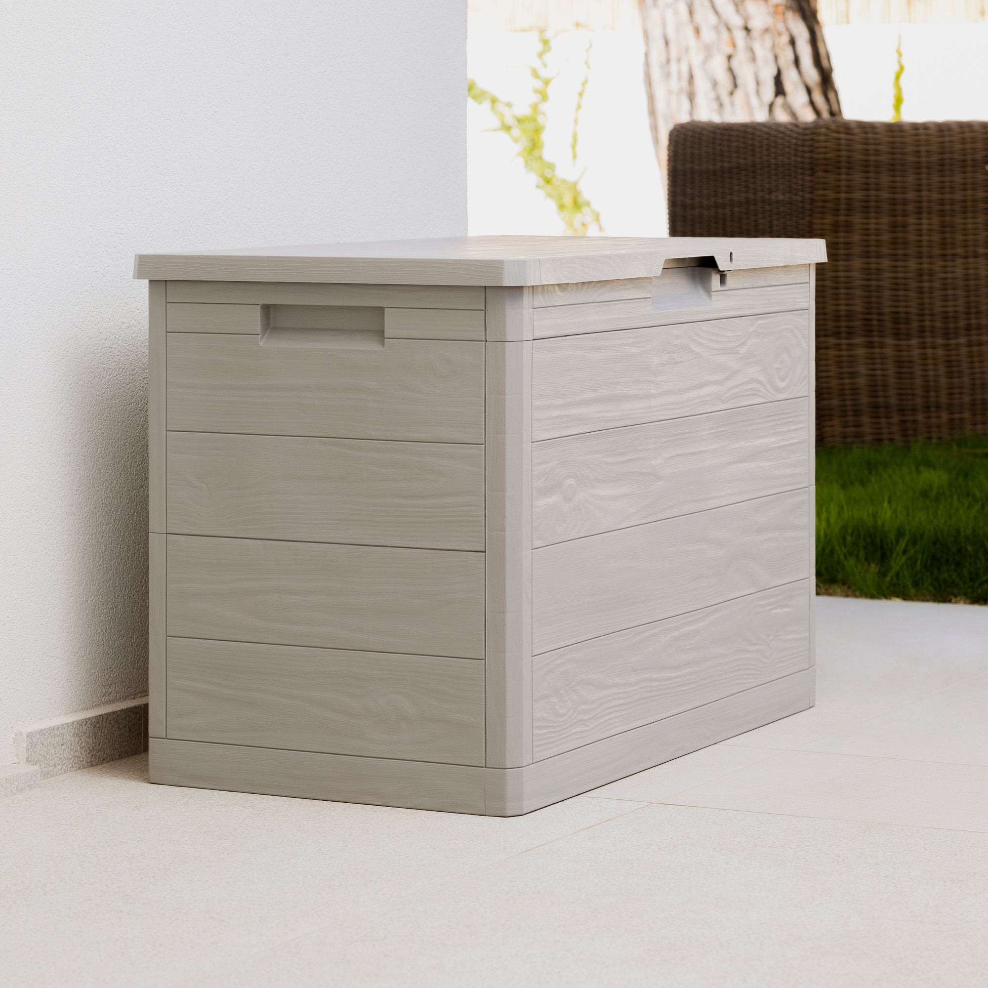 Baule multiuso Woody’s 160 litri in resina effetto legno per interno ed esterno colore tortora Toomax