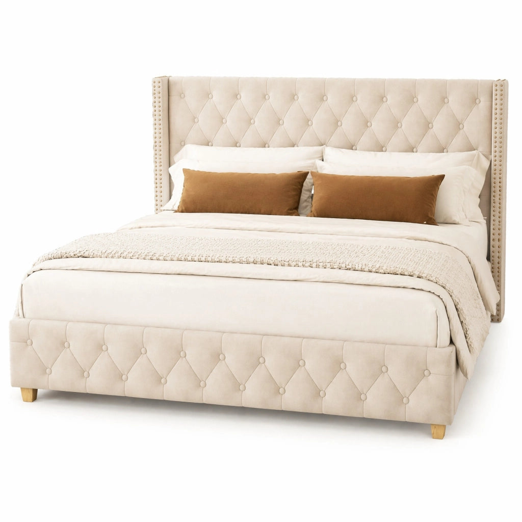 Letto imbottito 160x200 cm in velluto beige chiaro con rete a doghe, testiera capitonné e dettagli con borchie
