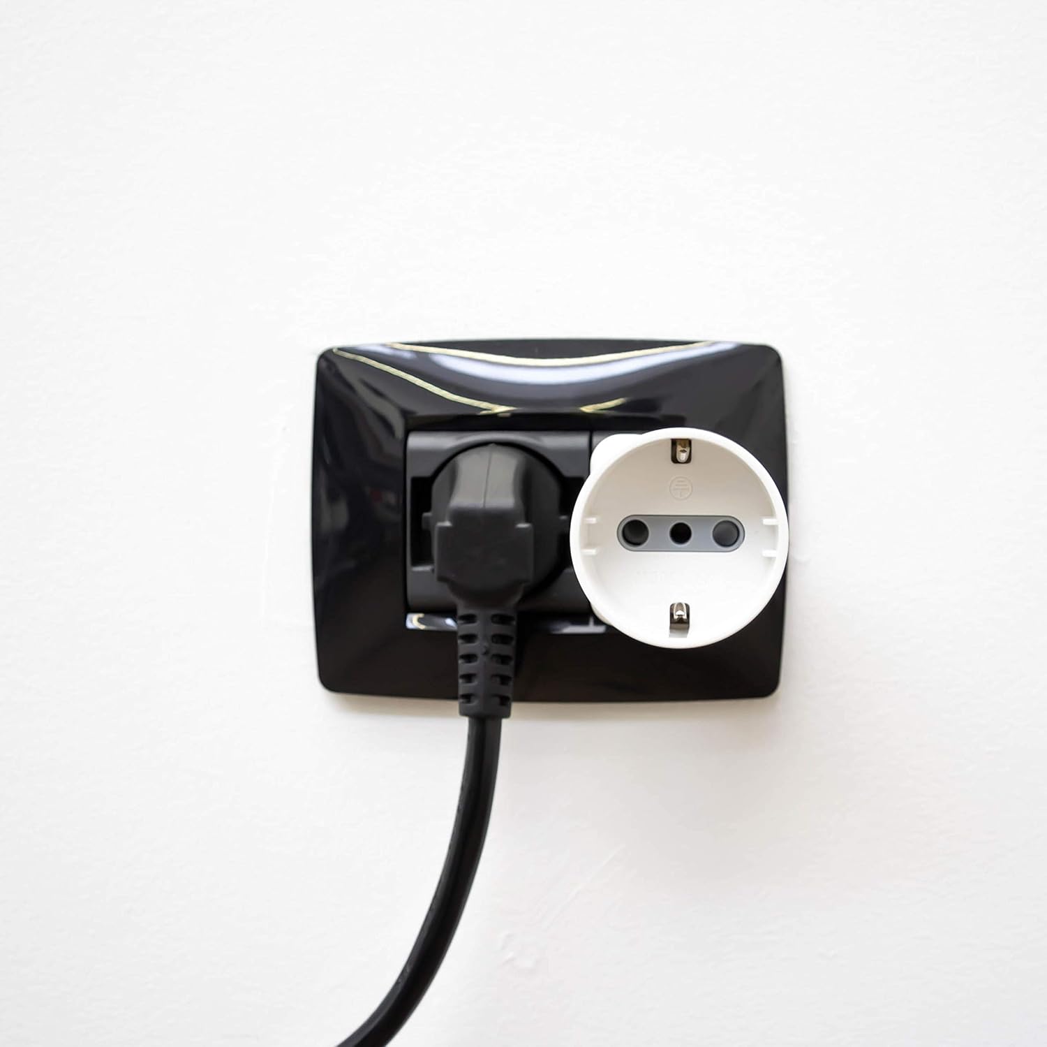 Adattatore disassato Schuko 16A 2P+T salvaspazio da spina tedesca a presa italiana 10A bianco Electraline