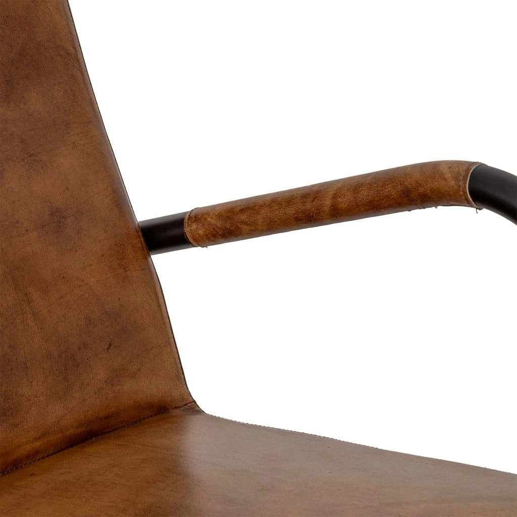 Poltrona in metallo rivestita in pelle marrone, dimensioni 61x70x84 cm