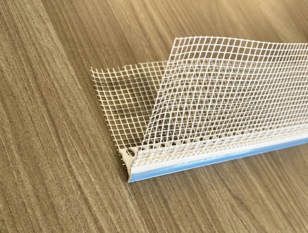 Paraspigolo in pvc con gocciolatoio e rete in fibra di vetro - barra 2,5 metri bianco