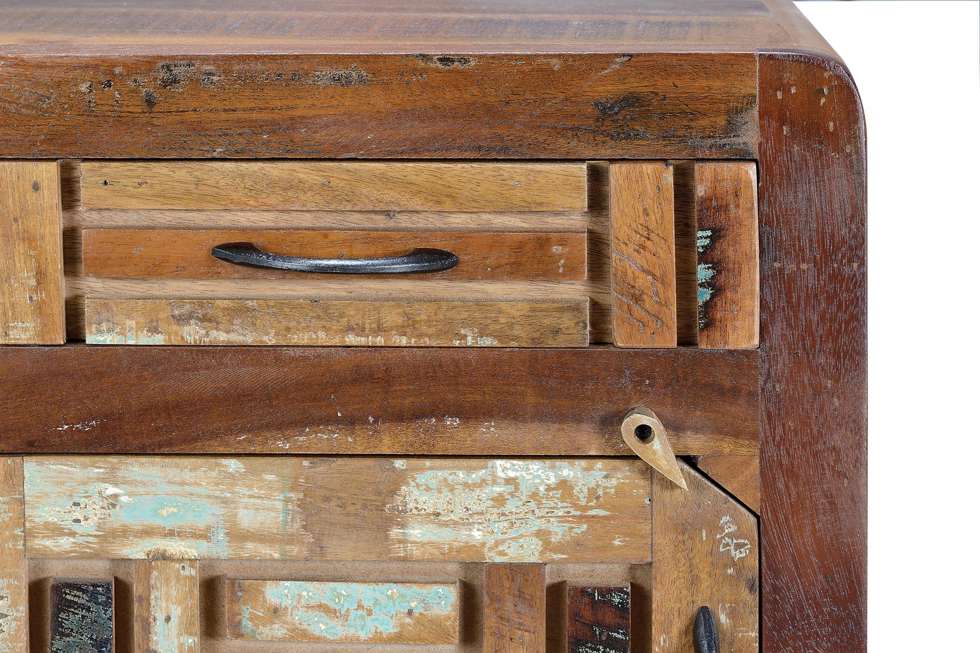 Comodino in legno di riciclo con piedi in metallo