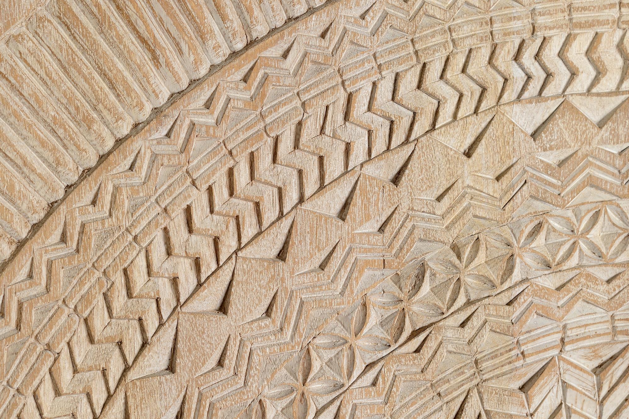 Armadio in massello di mango intagliato e piedi in metallo 