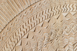 Armadio in massello di mango intagliato e piedi in metallo 