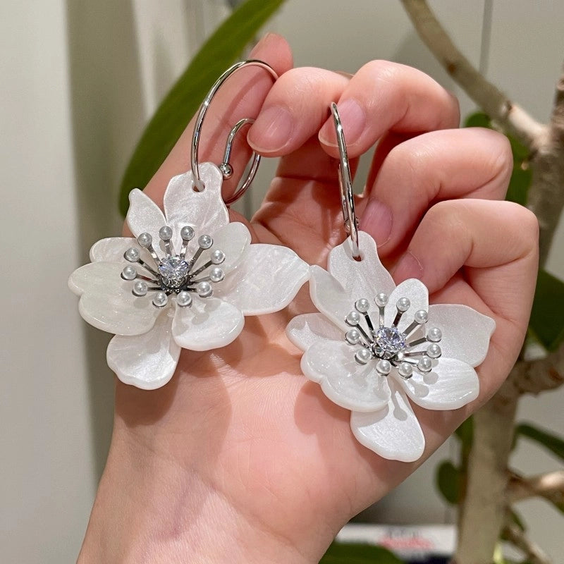 Orecchini a petalo di perla, in romantico stile francese, con un elegante design floreale.