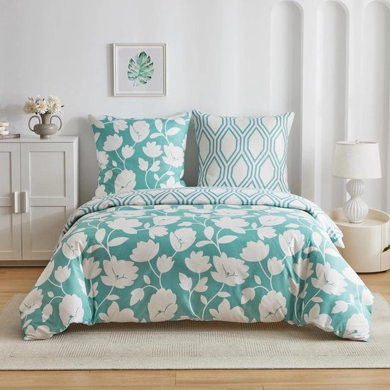 Set letto a due pezzi (copripiumino 200 x 200 cm e 2 cuscini 80 x 80 cm) - Disegno bianco fiorale e verde geometrico a sei lati - Realizzato con microfibra respirante - Copripiumino leggero e soffice