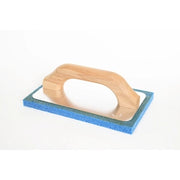 FRATTONE SPUGNA BLU C/MANICO LEGNO 140X220MM- COMITEL- 1,0 pz