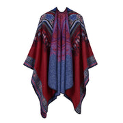 Nuova collezione di sciarpe, scialli e mantelle in cashmere in classico stile britannico per donna.