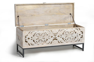 Cassapanca in massello di mango intagliato e piedi in metallo