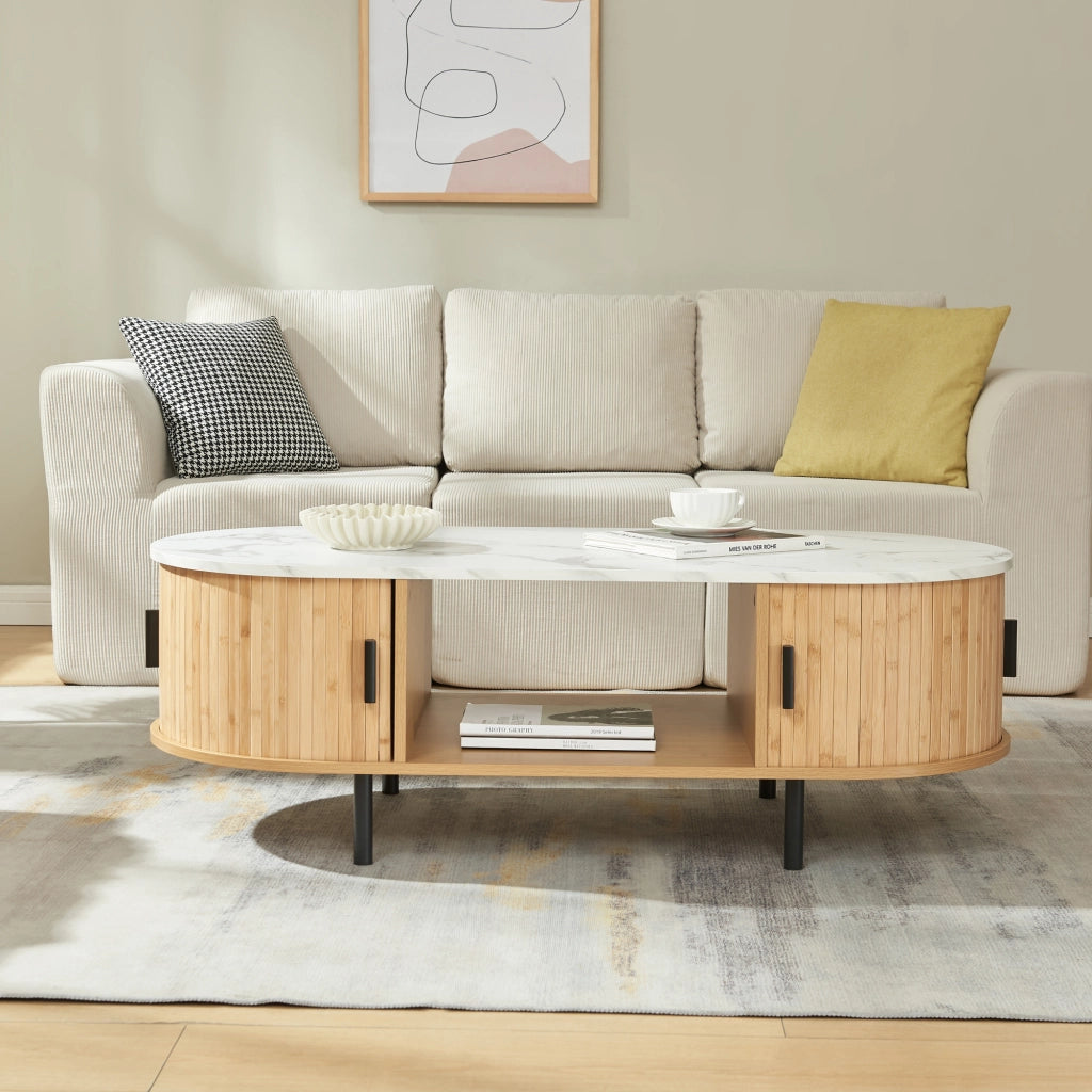 Tavolino Tvedestrand da Salotto con 2 Ante Scorrevoli in Bambù 120 x 55 x 40 cm - Effetto Marmo Bianco / Naturale [en.casa]