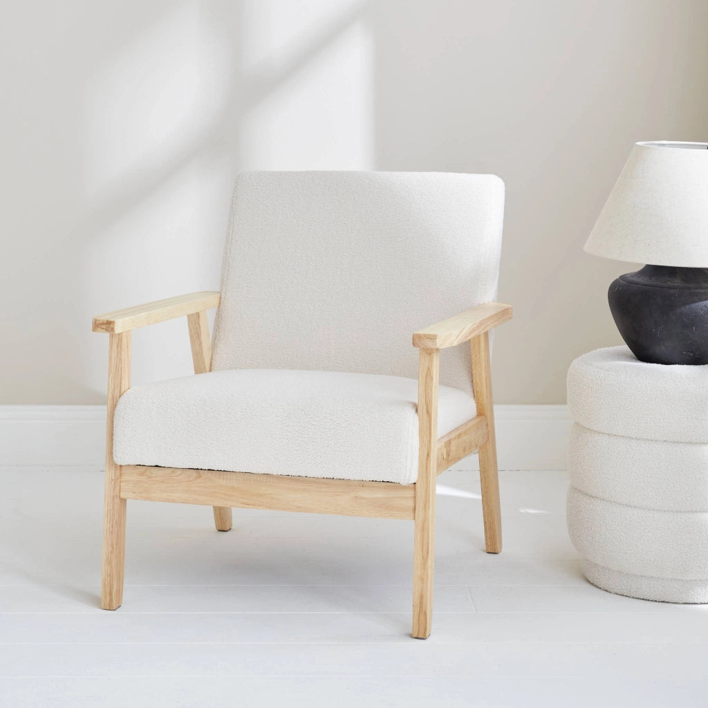 Poltrona scandinava in legno e tessuto bouclé, crema