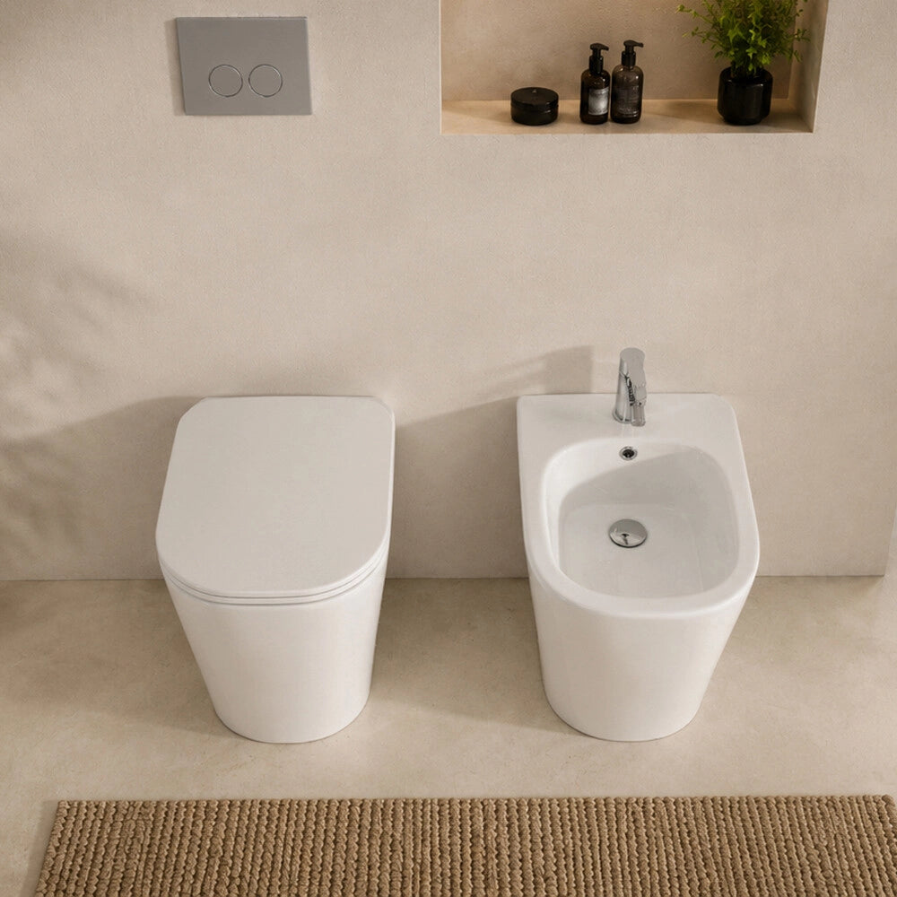 Sanitari filo muro profondità 48cm con scarico a terra tornado e sedile soft close Atami