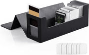 Supporto per carte da gioco - Protezione per carte da collezione - Display per carte da collezione - Accessori per collezionisti - Carte da gioco in mostra - Conservazione delle carte da gioco - Dimensioni: 12,5 x 12,5 cm - Capacità: 60-80 carte da gioco