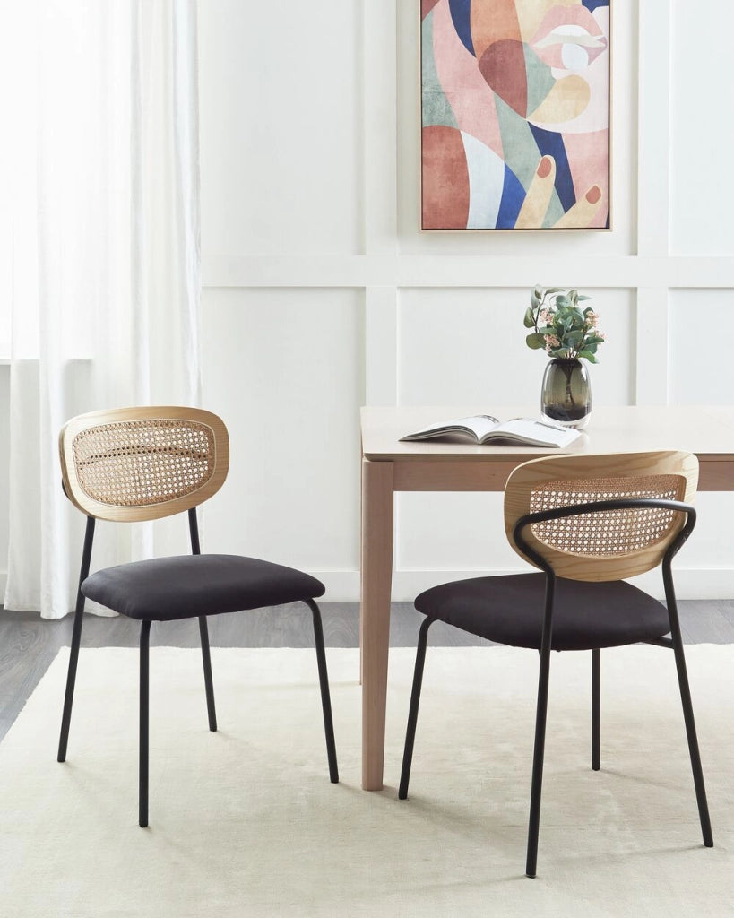 Set di 2 sedie da pranzo Rivestimento in poliestere nero Schienale in rattan naturale a treccia viennese Gambe in metallo nero Sgabelli senza braccioli