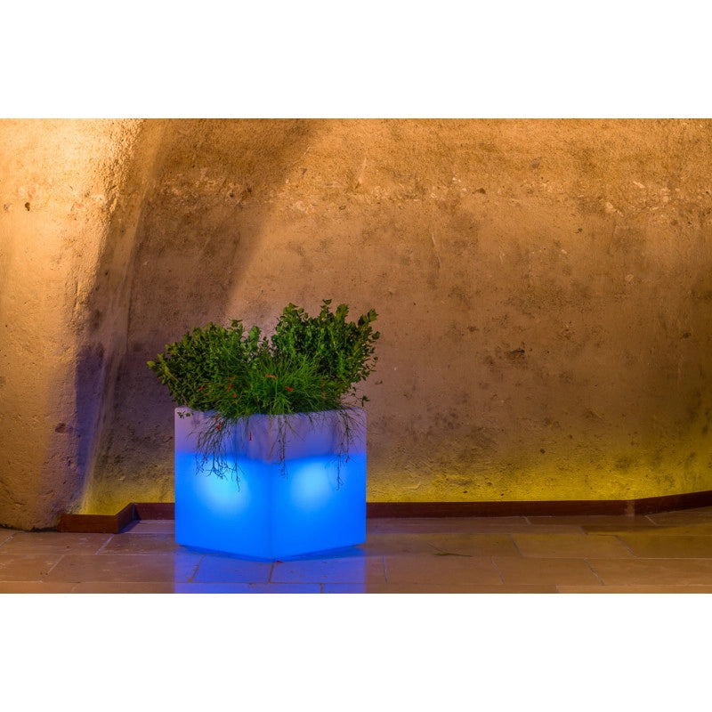 Vaso luminoso moderno di design 40x40 H40 in polimero resistente con LED multicolor con bateria e solare per interno ed esterno - Made in Italy