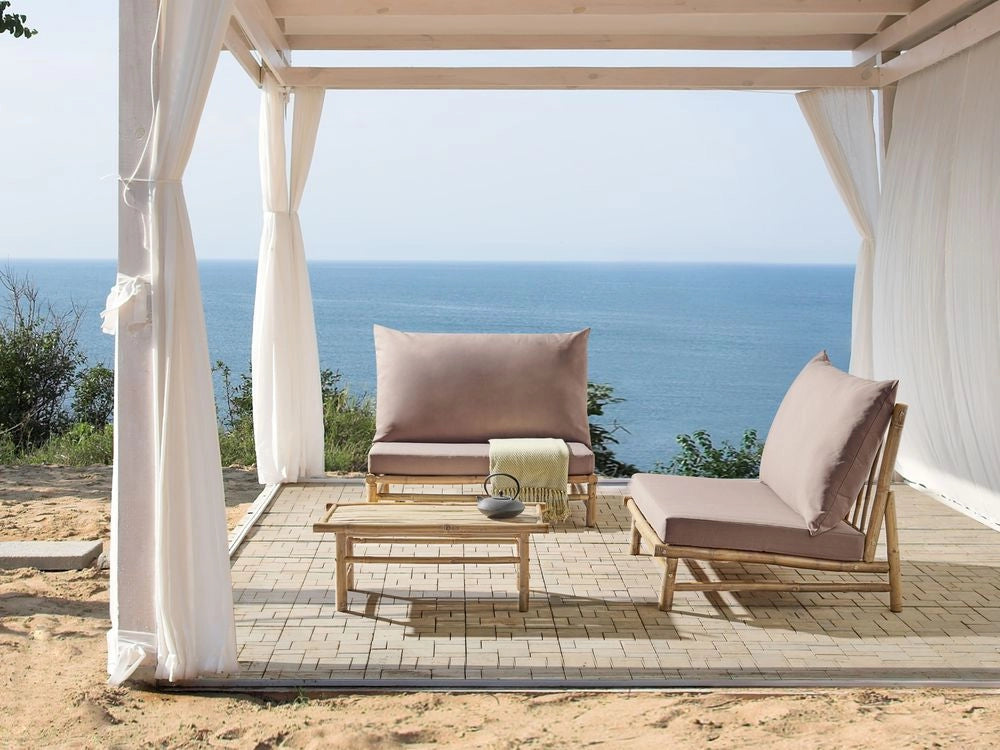 Set di 2 sedie e tavolino da caffè in legno di bambù con cuscini color tortora stile moderno rustico