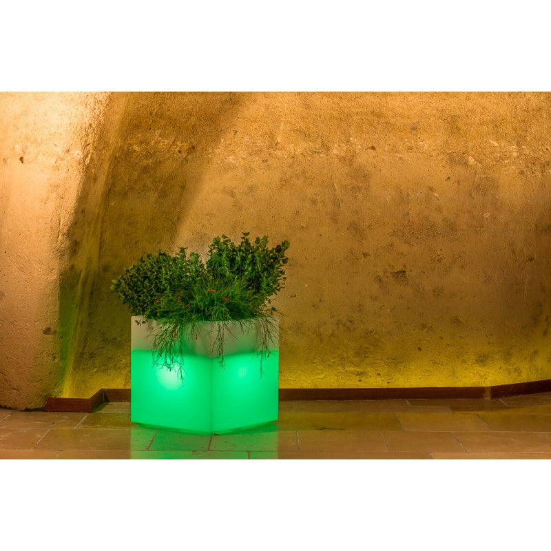 Vaso luminoso moderno di design 40x40 H40 in polimero resistente con LED multicolor con bateria e solare per interno ed esterno - Made in Italy