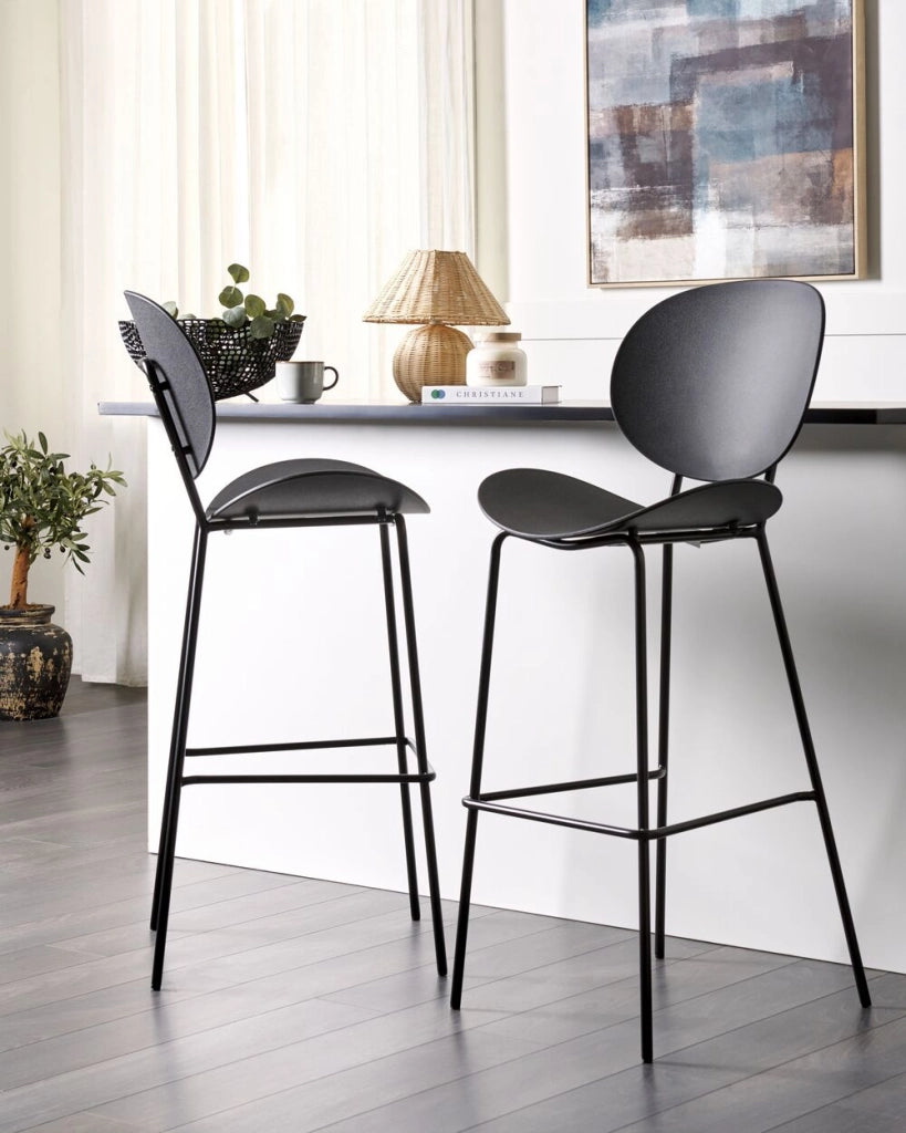 Set di 2 sedie da pranzo in materiale sintetico nero e gambe metallo stile moderno soggiorno cucina