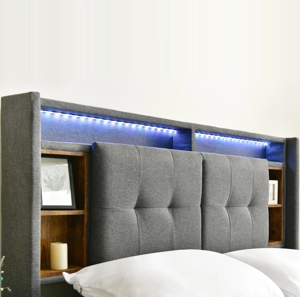 Letto imbottito 140x200 cm grigio con testiera contenitore, LED, USB e materasso H3