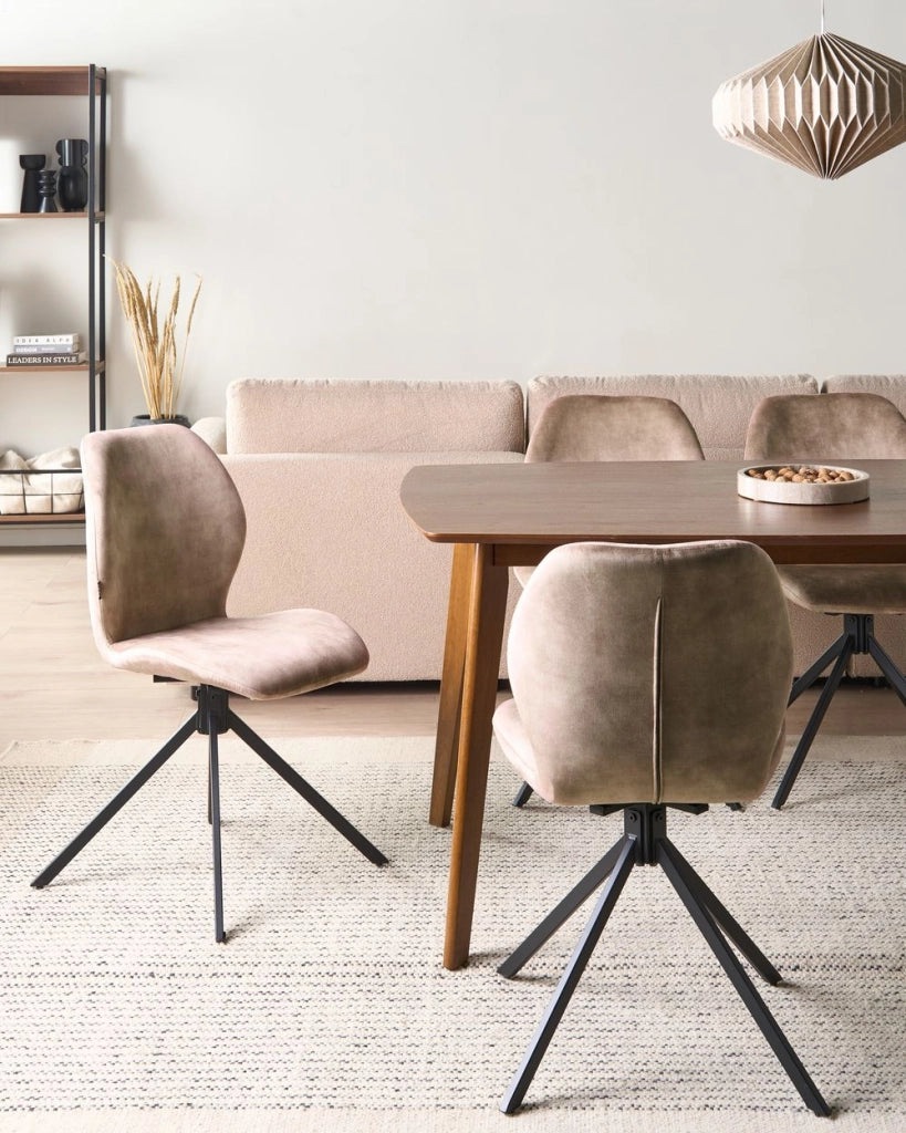 Set di 4 sedie da pranzo in velluto beige con gambe in ferro nero, girevoli a 180°, moderne e imbottite