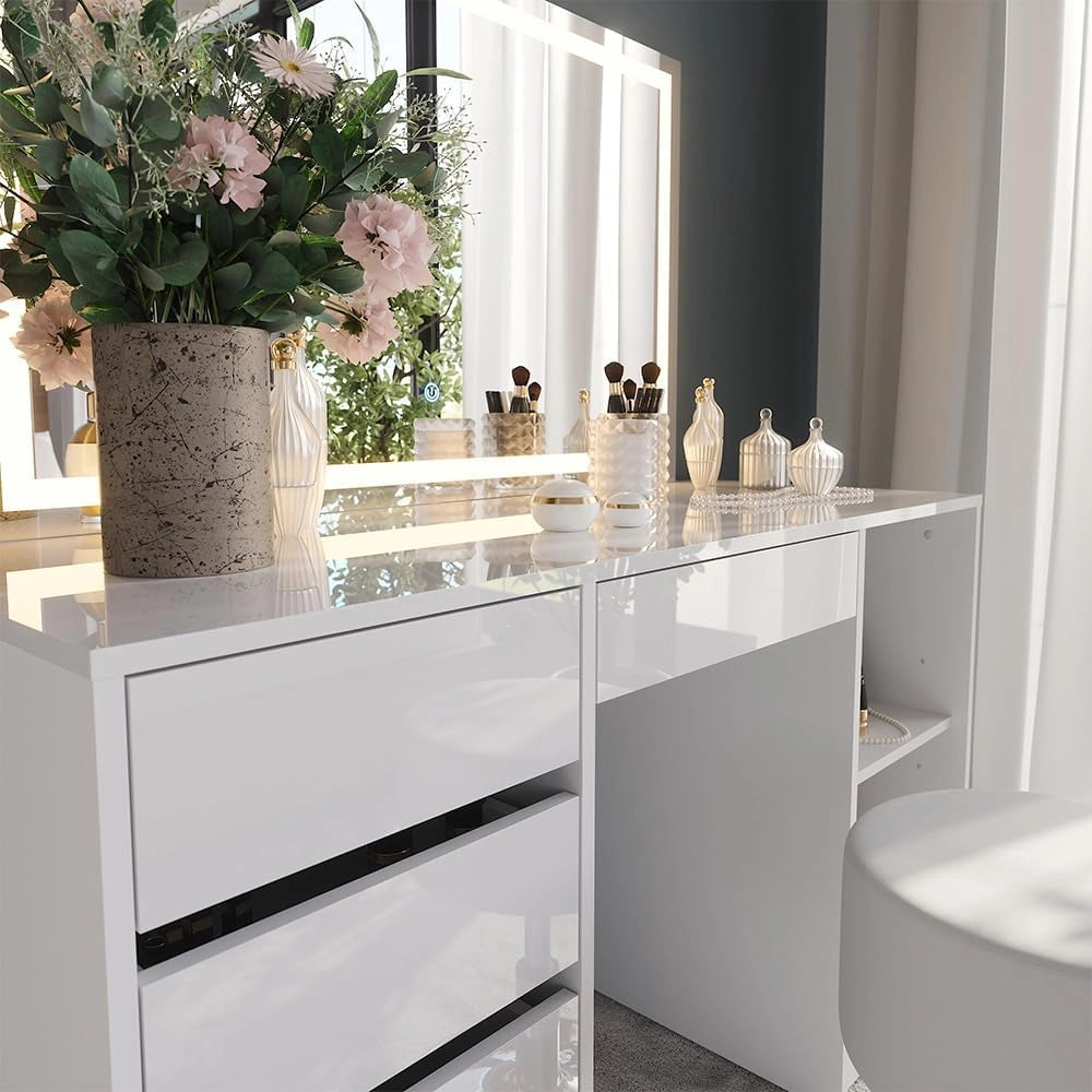 Tavolo da toeletta Sherry, Bianco/bianco lucido, 128.2 cm con specchio LED e sgabello, con piano d'appoggio laterale e sgabello regolabile in altezza