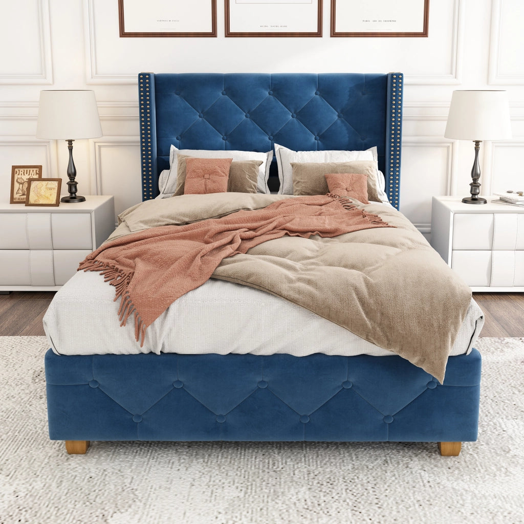Letto imbottito con testiera capitonné; rivetti decorativi e gambe in legno; velluto blu; 90x200 cm