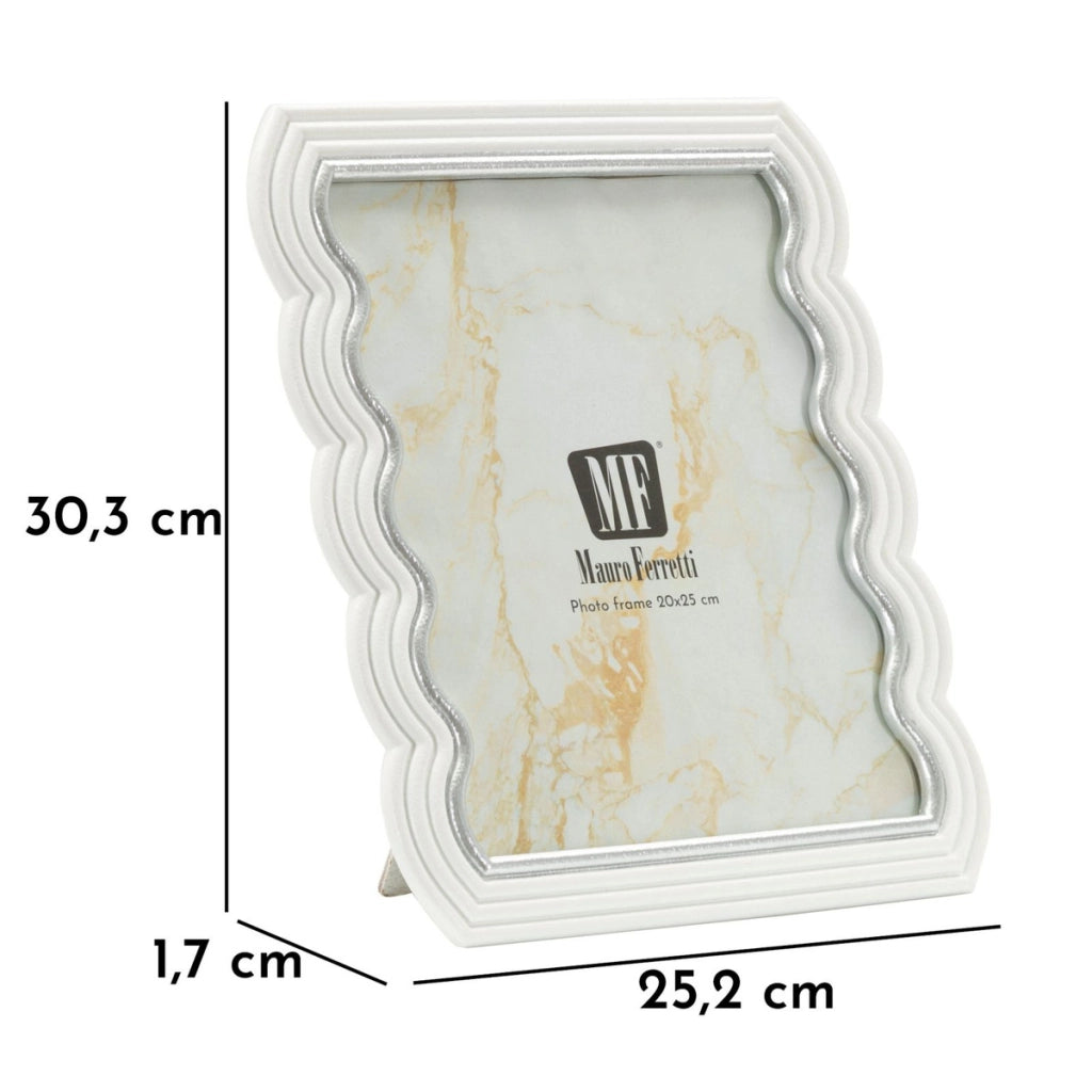 Cornice portafoto Curty in resina bianca ondulata con profili argento 20x25