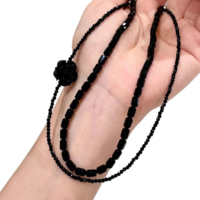 Collana con rosa nera, camelia e perline di cristallo