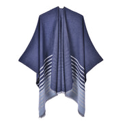 Mantella calda da donna reversibile in maglia con spacco e nappine.