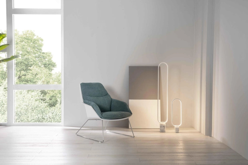 Poltrona Grace con struttura in polipropilene e base in metallo, seduta imbottita in tessuto colore acquamarina - Design Moderno