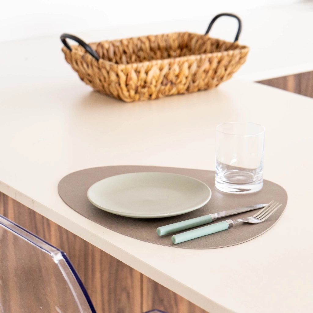 Set di 4 Tovagliette Americane in Similpelle – Eleganti, Antimacchia, Antiscivolo, Impermeabili, Termoresistenti e Lavabili – Utilizzabili da Entrambi i Lati, Ideali per Tavolo da Pranzo o Cucina Tortora