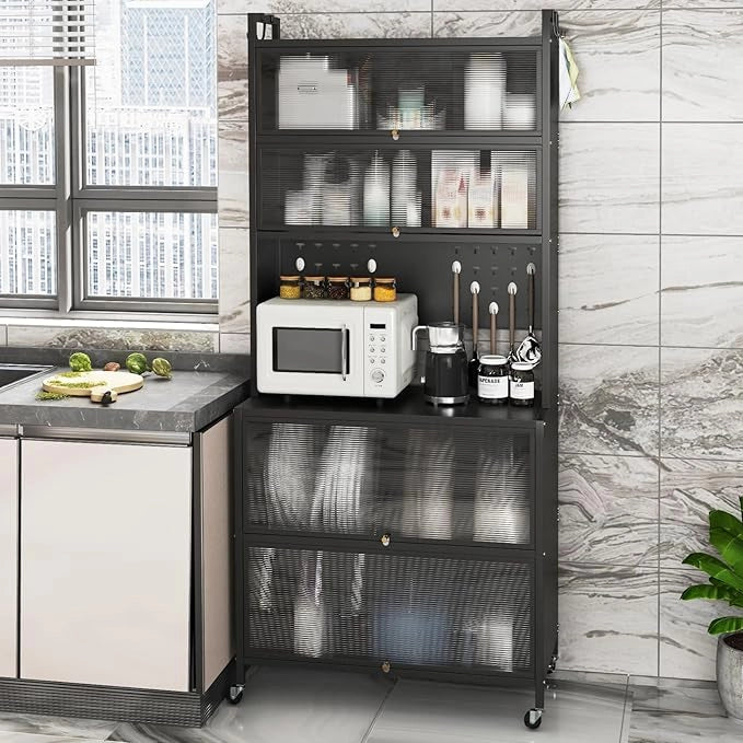 Credenza Alta per Cucina con 6 Ripiani e 4 Ante a Ribalta Traslucide, Mobile Cucina con Ruote e Panello a Ganci, Armadio Cucina Porta Microonde (80 x 40 x 178 cm,Nero)