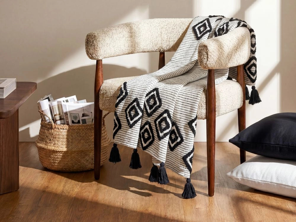 Coperta in poliestere bianco e nero PET 130 x 150 cm con frange decorative Realizzata a mano
