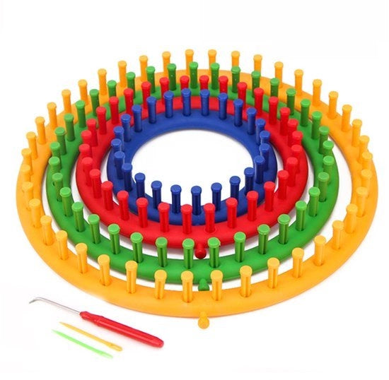Set di macchina da cucire a righello, set di 5 brevi a plastica, con 1 ago e 2 aghi da cucire, set di inizio per principianti, adatto per principianti.

Specifiche tecniche: 
- Set di 5 brevi a plastica
- 1 ago
- 2 aghi da cucire