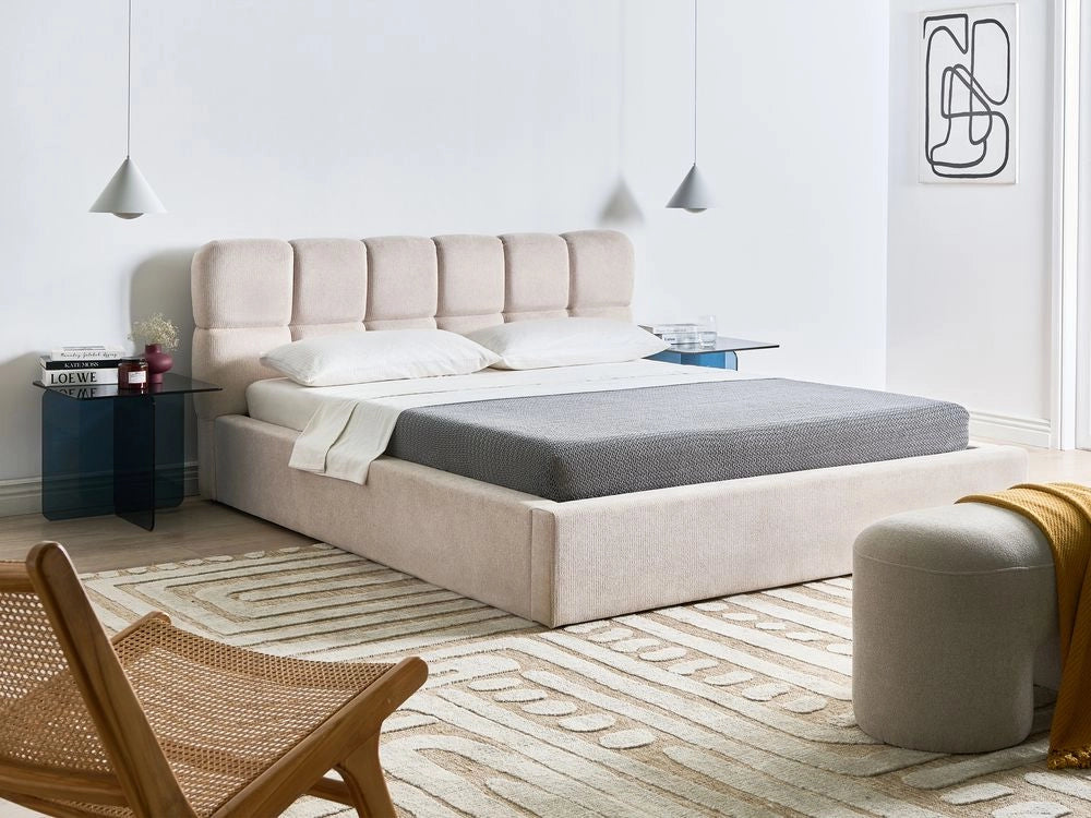 Letto 160 x 200 cm in tessuto beige chiaro, struttura imbottita, testiera con motivo a biscotto e contenitore