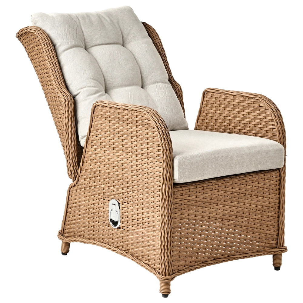Set da Esterno 2 Poltrone Poggiapiedi e Tavolo Rattan Sintetico marrone chiaro e cuscini bianco sporco ripiano reclinabile tradizionale