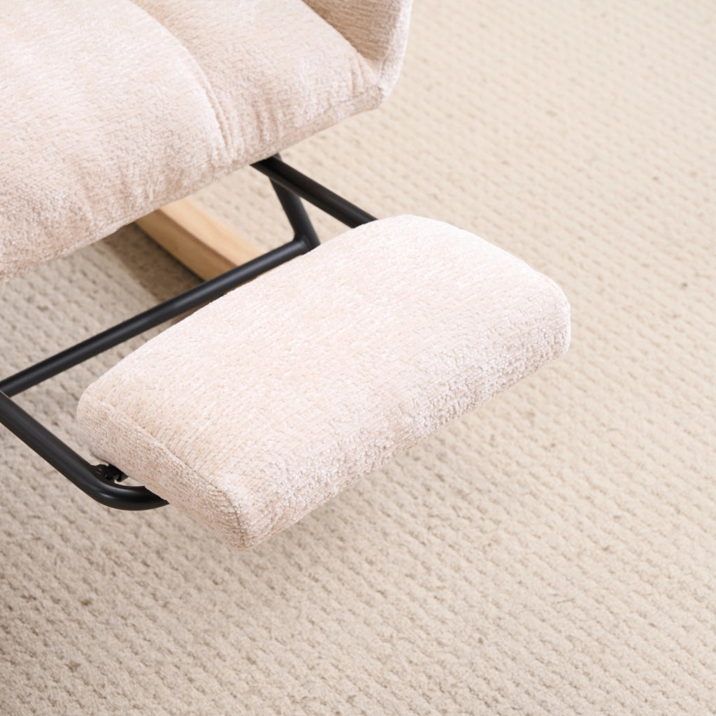 Sedia a dondolo imbottita in ciniglia beige con schienale alto, braccioli e vano portaoggetti