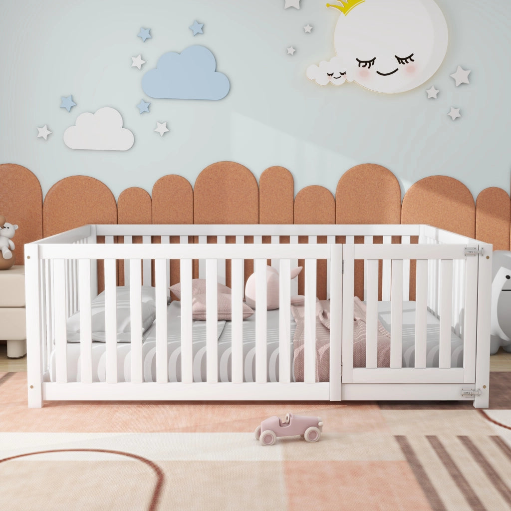 Letto a terra per bambini 140x200 cm in legno con sponde e cancelletto; senza rete; bianco