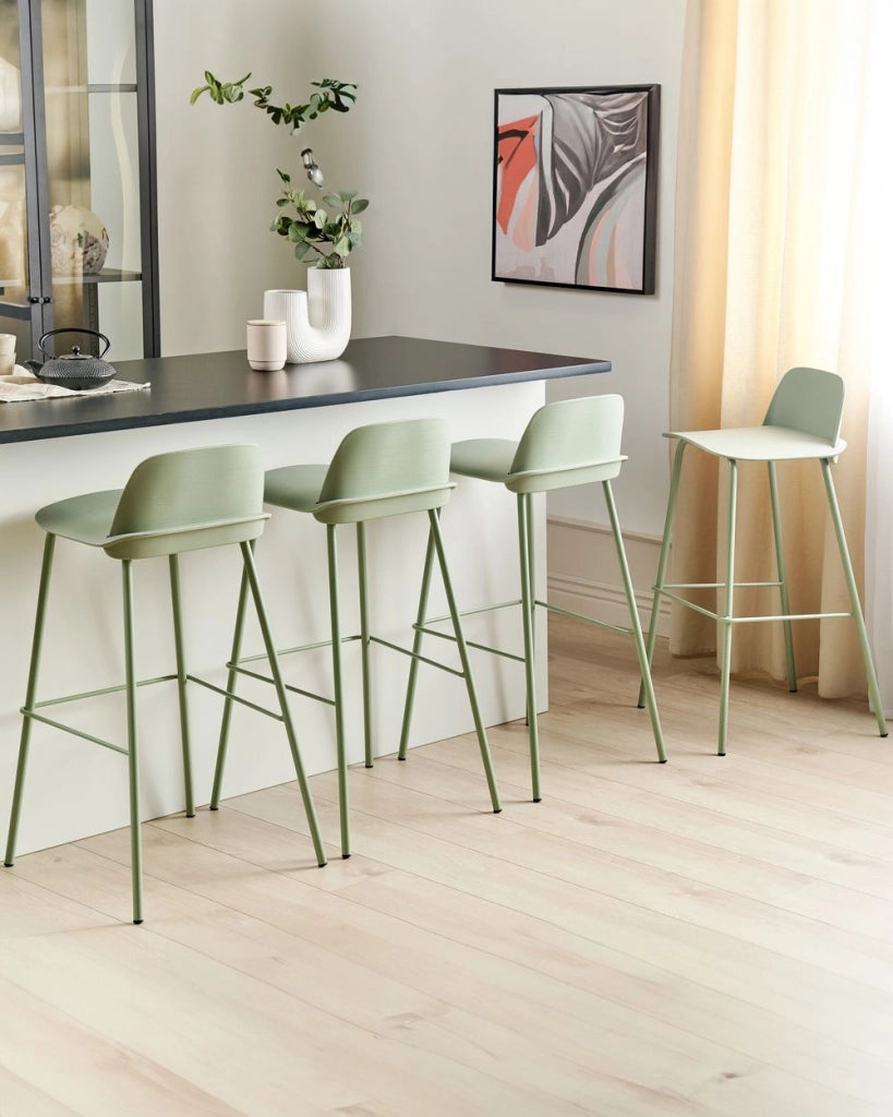 Set di 4 sgabelli da bar moderni in plastica verde sintetica e gambe in metallo stile moderno contemporaneo