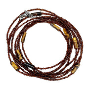 Collana girocollo lunga a pi¨´ strati con perline di cristallo marrone e pietra occhio di tigre, un accessorio di tendenza e alla moda.
